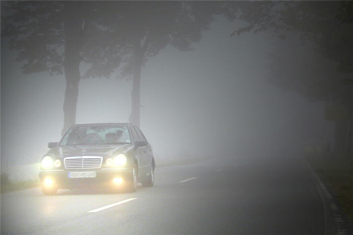 Как безопасно ездить на автомобиле в туман